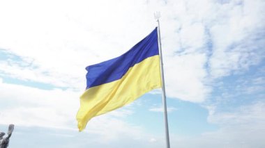 Kyiv - Ukrayna 'nın gündüz bayrağı. Hava görüntüsü. Kiev. Yavaş çekim