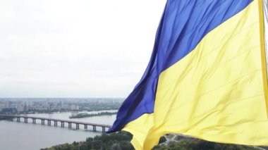 Kyiv - Ukrayna 'nın gündüz bayrağı. Hava görüntüsü. Kiev. Yavaş çekim