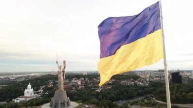 Kyiv - Ukrayna 'nın gündüz bayrağı. Hava görüntüsü. Kiev. Yavaş çekim