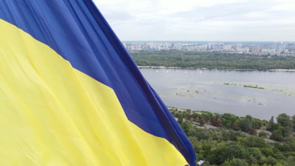 Kiev - Nationale vlag van Oekraïne overdag. Luchtfoto 's. Kiev. Langzame beweging — Stockvideo