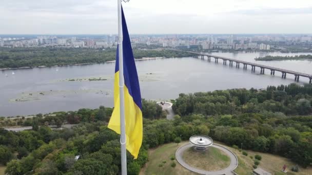 Kiev - Bandeira nacional da Ucrânia por dia. Vista aérea. Kiev. Movimento lento — Vídeo de Stock