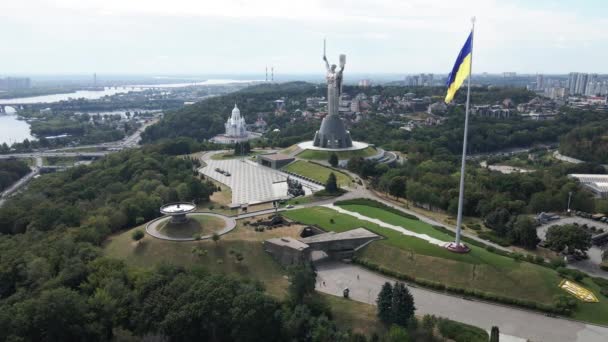Kiew - Nationalflagge der Ukraine bei Tag. Luftaufnahme. Kiew. Zeitlupe — Stockvideo