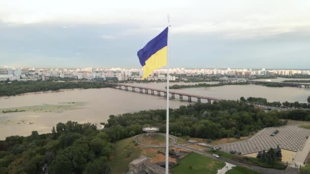 Kijów - flaga narodowa Ukrainy w dzień. Widok z lotu ptaka. Kijów. Zwolniony ruch — Wideo stockowe