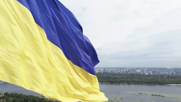キエフ-ウクライナの国旗。空中展望。キエフ。スローモーション — ストック動画