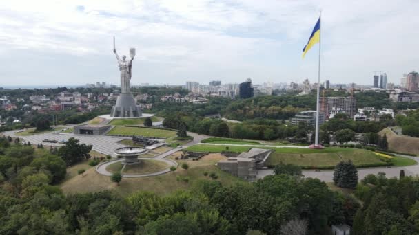 Kiev - Bandera nacional de Ucrania por día. Vista aérea. Kiev. Movimiento lento — Vídeo de stock