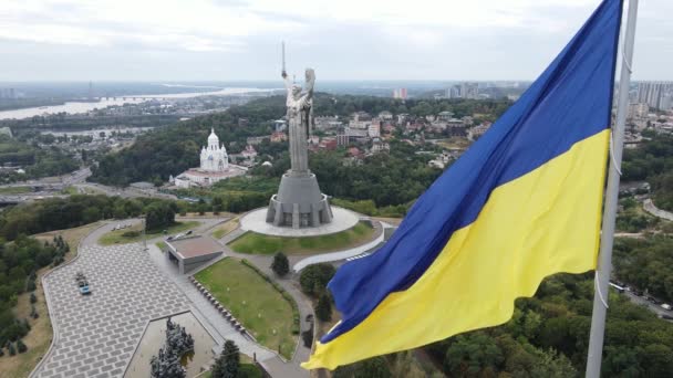 Киев - Государственный флаг Украины по дням. Вид с воздуха. Киев. Медленное движение — стоковое видео