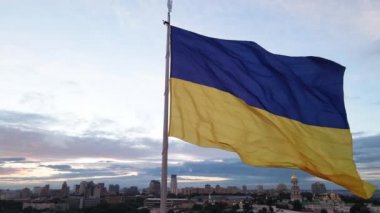 Kyiv - Ukrayna 'nın gündüz bayrağı. Hava görüntüsü. Kiev. Yavaş çekim
