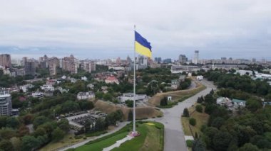 Kyiv - Ukrayna 'nın gündüz bayrağı. Hava görüntüsü. Kiev. Yavaş çekim