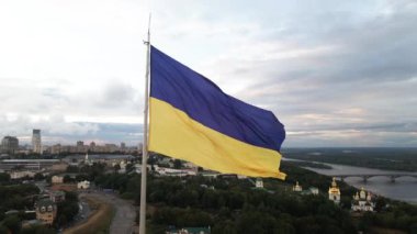 Kyiv - Ukrayna 'nın gündüz bayrağı. Hava görüntüsü. Kiev. Yavaş çekim