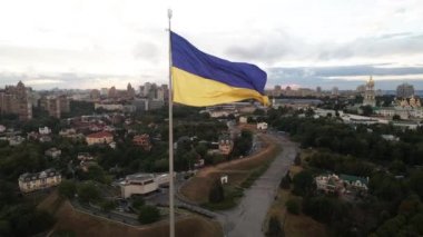 Kyiv - Ukrayna 'nın gündüz bayrağı. Hava görüntüsü. Kiev. Yavaş çekim