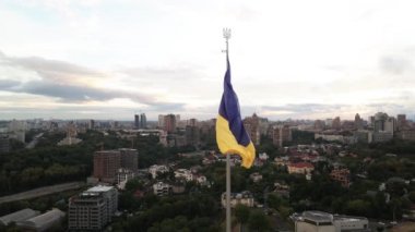 Kyiv - Ukrayna 'nın gündüz bayrağı. Hava görüntüsü. Kiev. Yavaş çekim