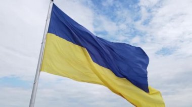 Kyiv - Ukrayna 'nın gündüz bayrağı. Hava görüntüsü. Kiev. Yavaş çekim