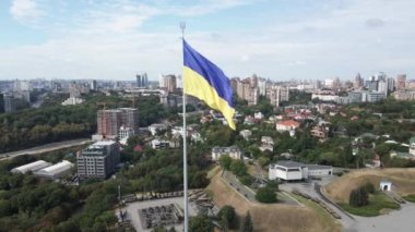 Kyiv - Ukrayna 'nın gündüz bayrağı. Hava görüntüsü. Kiev. Yavaş çekim