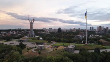 Kyiv - Ukrayna 'nın gündüz bayrağı. Hava görüntüsü. Kiev. Yavaş çekim