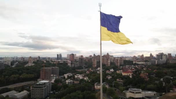 Κίεβο - Εθνική σημαία της Ουκρανίας την ημέρα. Αεροφωτογραφία. Κίεβο. Αργή κίνηση — Αρχείο Βίντεο