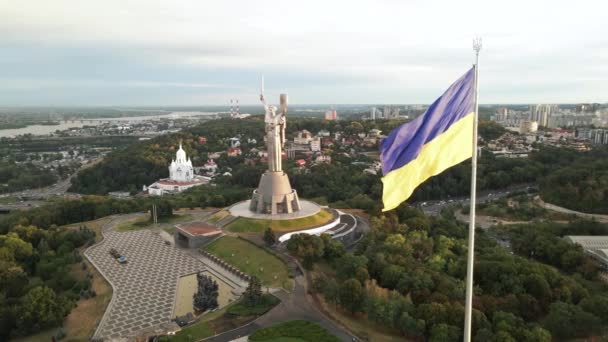 Kiev - Bandera nacional de Ucrania por día. Vista aérea. Kiev. Movimiento lento — Vídeos de Stock