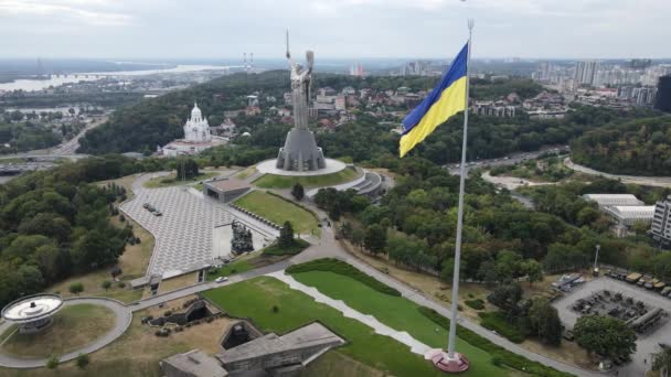 Kiev - Nationell flagga Ukraina på dagen. Flygfoto. Kiev. Långsamma rörelser — Stockvideo
