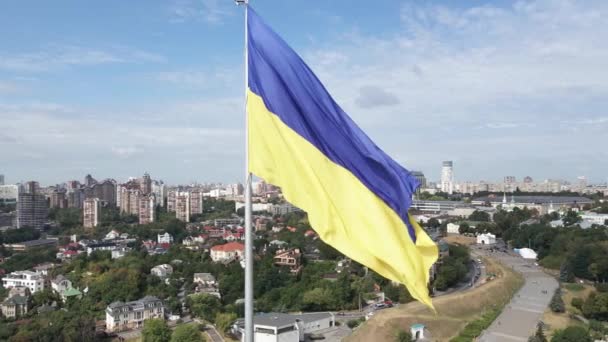 Kijów - flaga narodowa Ukrainy w dzień. Widok z lotu ptaka. Kijów. Zwolniony ruch — Wideo stockowe