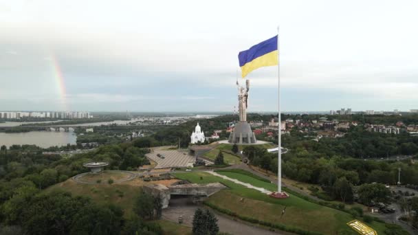 Київ - Національний прапор України вдень. Вид з повітря. Киев. Повільний рух — стокове відео