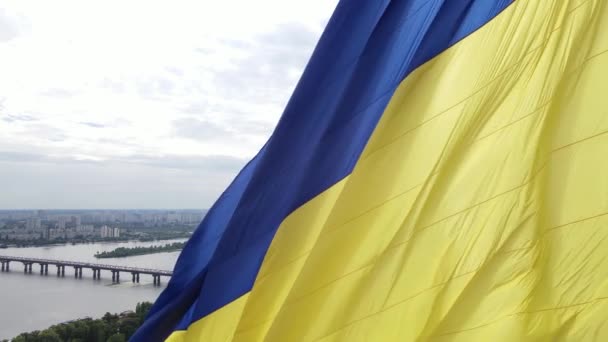 Kyjev - Národní vlajka Ukrajiny ve dne. Letecký pohled. Kyjev. Zpomalený pohyb — Stock video