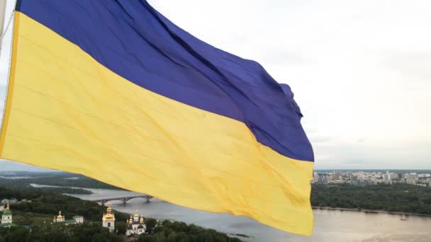 Kiev - Bandera nacional de Ucrania por día. Vista aérea. Kiev. Movimiento lento — Vídeo de stock