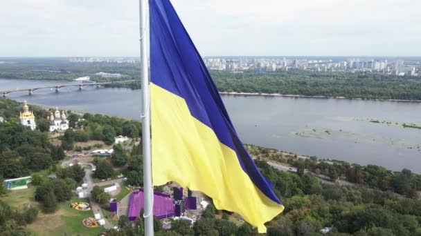 Kijów - flaga narodowa Ukrainy w dzień. Widok z lotu ptaka. Kijów. Zwolniony ruch — Wideo stockowe