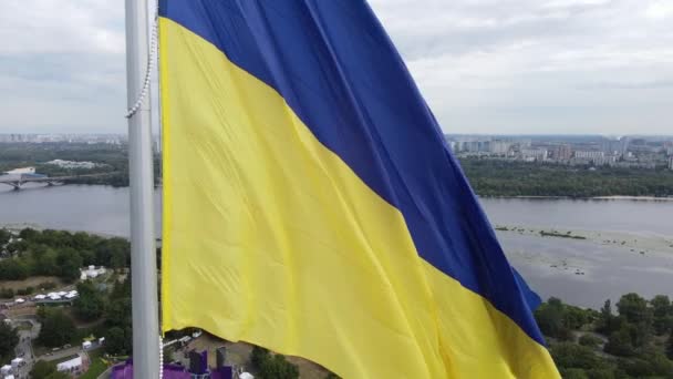 基辅（Kyiv）-乌克兰国旗。空中风景。基辅。慢动作 — 图库视频影像