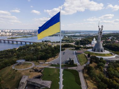 Kiev - Ukrayna 'nın ulusal bayrağı. Hava görüntüsü. Kiev