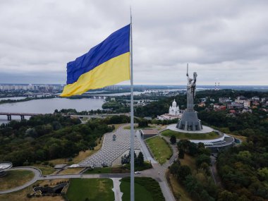 Kiev - Ukrayna 'nın ulusal bayrağı. Hava görüntüsü. Kiev