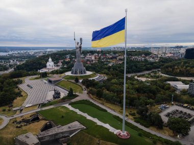 Kiev - Ukrayna 'nın ulusal bayrağı. Hava görüntüsü. Kiev