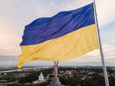 Kiev - Ukrayna 'nın ulusal bayrağı. Hava görüntüsü. Kiev