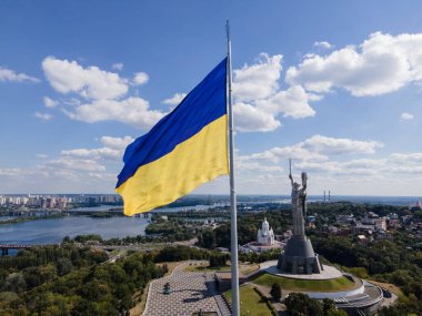 Kiev - Ukrayna 'nın ulusal bayrağı. Hava görüntüsü. Kiev
