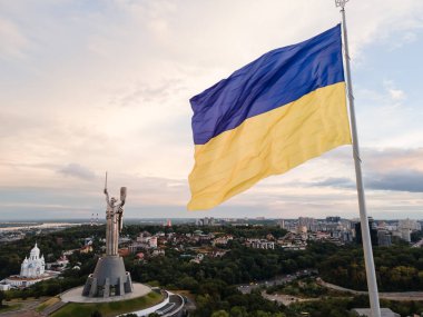 Kiev - Ukrayna 'nın ulusal bayrağı. Hava görüntüsü. Kiev