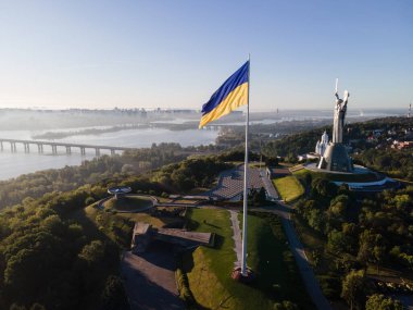 Kiev - Ukrayna 'nın ulusal bayrağı. Hava görüntüsü. Kiev