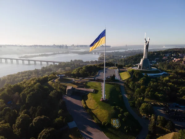 Kiev - Ukrayna 'nın ulusal bayrağı. Hava görüntüsü. Kiev