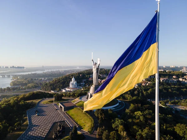 Kiev - Ukrayna 'nın ulusal bayrağı. Hava görüntüsü. Kiev