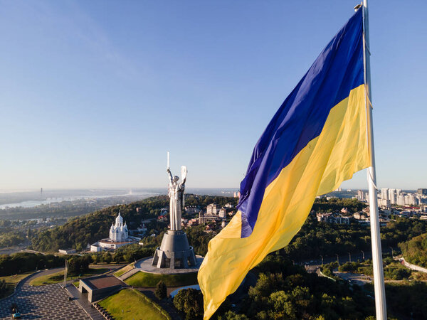 Kiew - Nationalflagge der Ukraine. Luftaufnahme. Kiew — Stockfoto