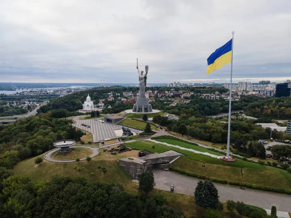 Kiev - Ukrayna 'nın ulusal bayrağı. Hava görüntüsü. Kiev