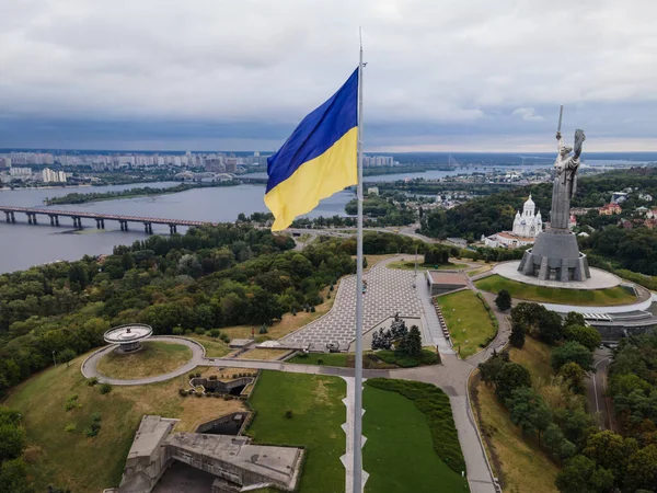 Kiev - Ukrayna 'nın ulusal bayrağı. Hava görüntüsü. Kiev