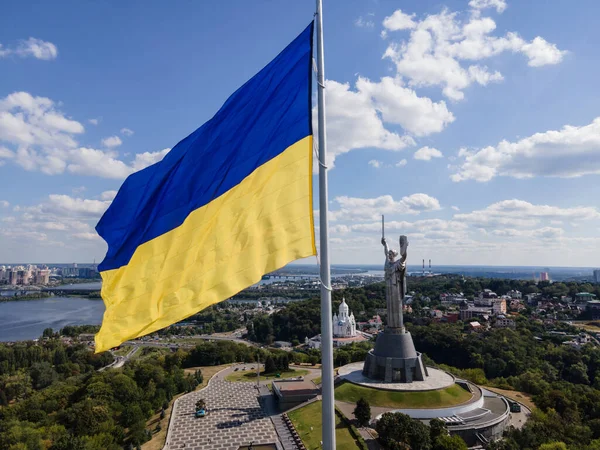 Kiev - Ukrayna 'nın ulusal bayrağı. Hava görüntüsü. Kiev