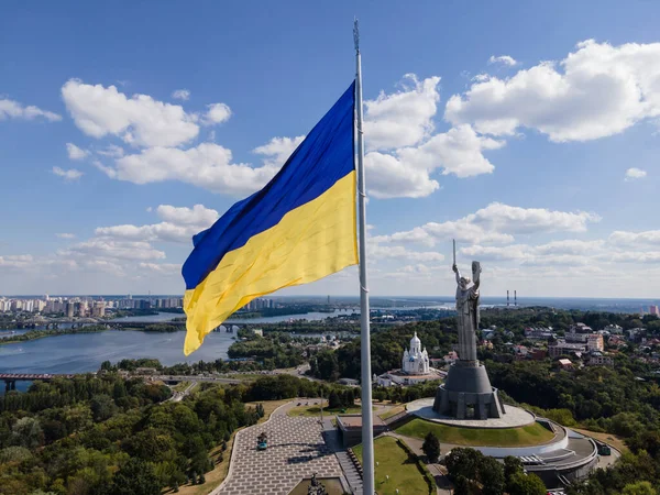Kiev - Ukrayna 'nın ulusal bayrağı. Hava görüntüsü. Kiev