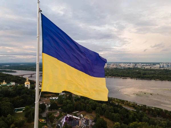 Kiev - Ukrayna 'nın ulusal bayrağı. Hava görüntüsü. Kiev