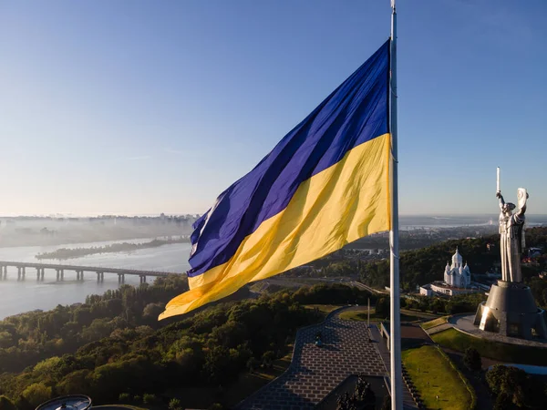 Kiev - Ukrayna 'nın ulusal bayrağı. Hava görüntüsü. Kiev