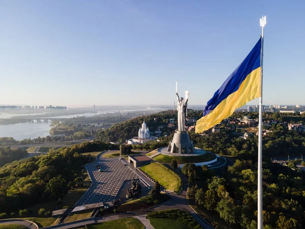 Kiev - Ukrayna 'nın ulusal bayrağı. Hava görüntüsü. Kiev