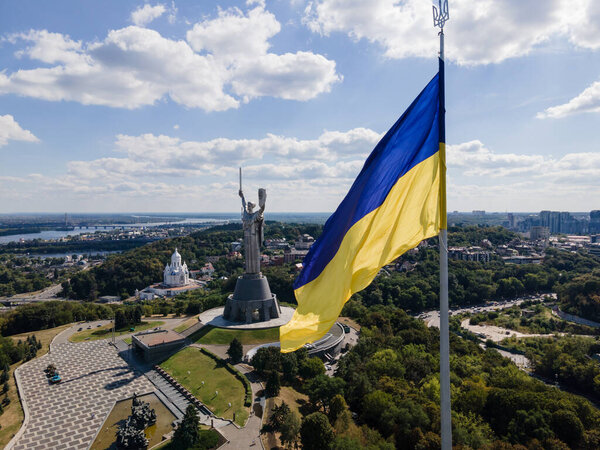 Kiew - Nationalflagge der Ukraine. Luftaufnahme. Kiew — Stockfoto