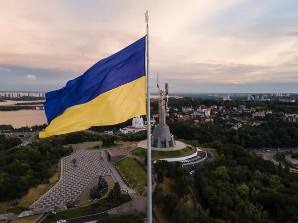 Київ - Національний прапор України. Вид з повітря. Київ — стокове фото