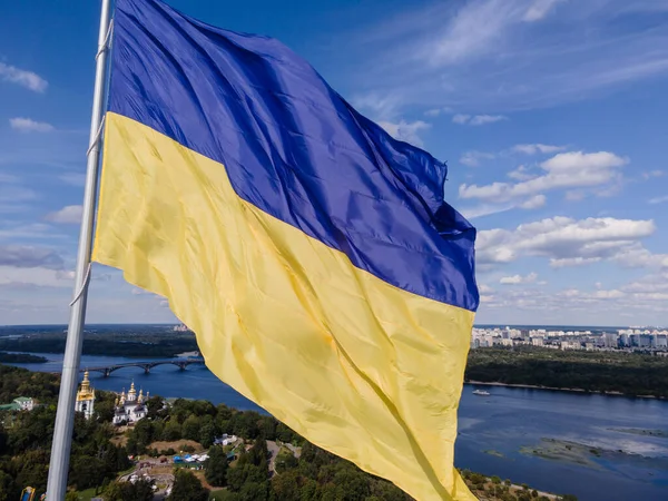 Kijów - flaga narodowa Ukrainy. Widok z lotu ptaka. Kijów — Zdjęcie stockowe