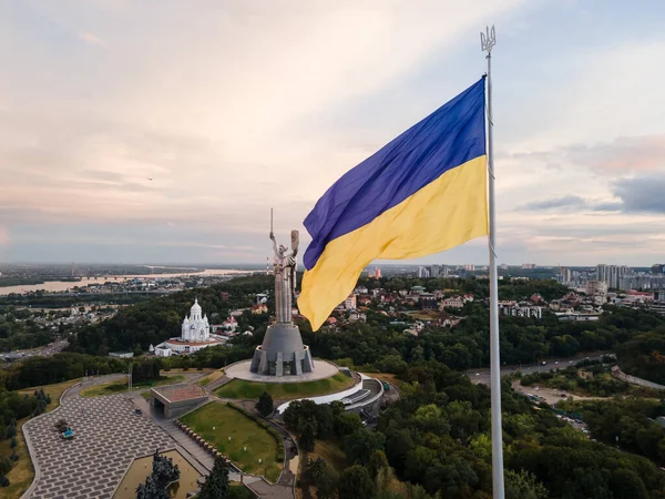 Kijów - flaga narodowa Ukrainy. Widok z lotu ptaka. Kijów — Zdjęcie stockowe