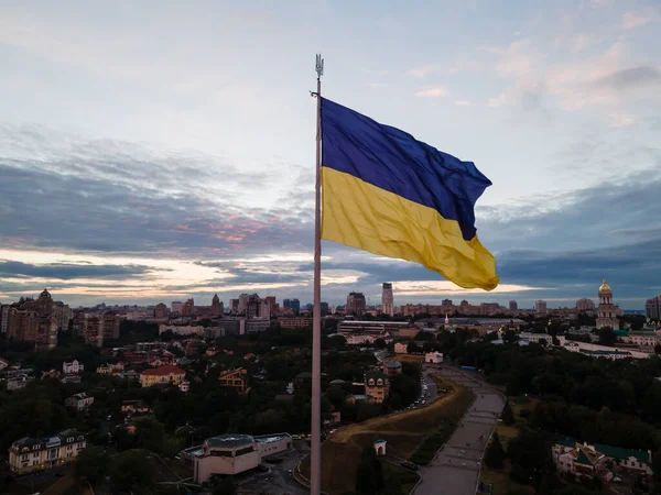 Kiev - Ukrayna 'nın ulusal bayrağı. Hava görüntüsü. Kiev