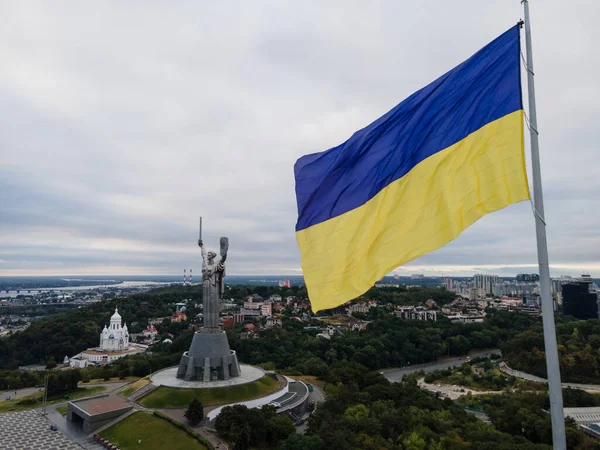 Κίεβο - Εθνική σημαία της Ουκρανίας. Αεροφωτογραφία. Κίεβο — Φωτογραφία Αρχείου
